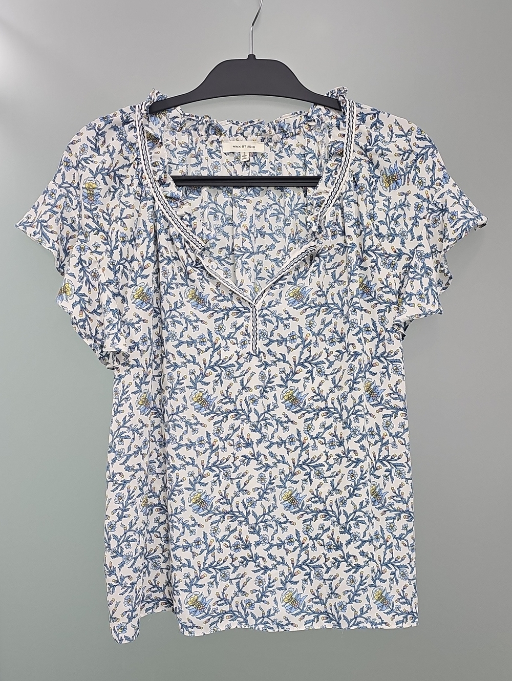 Max Studio White Blue Floral V-Neck Short Sleeve Blouse